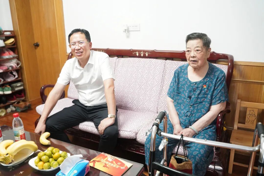 公司黨委書記、董事長程治華.JPG 公司黨委書記、董事長程治華.JPG